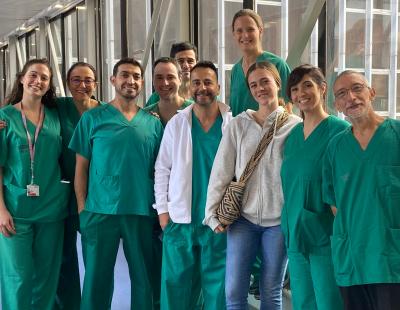 L’Hospital Clínic de València proporciona un nou jupetí desfibril·lador portàtil a una jove amb el risc de mort sobtada